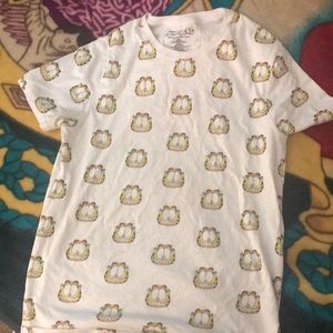 It’s a nickelodeon garfield shirt. Size medium